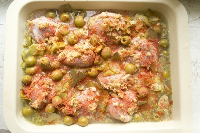 Spicy chicken with rice and olives