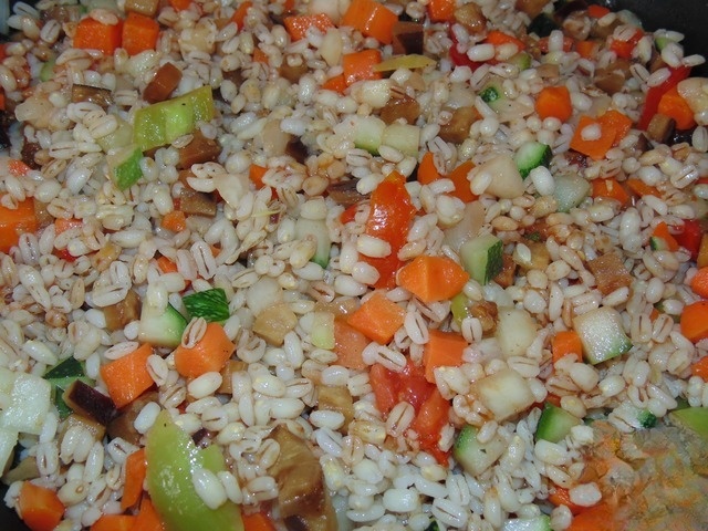 Перловка с овощами и томатом