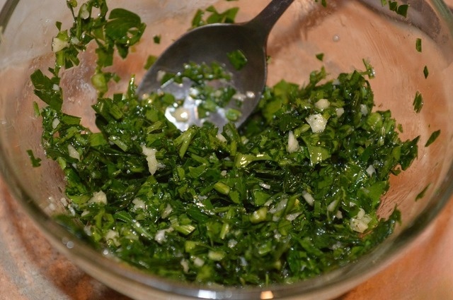Шашлык из куриной печени с грибами и беконом