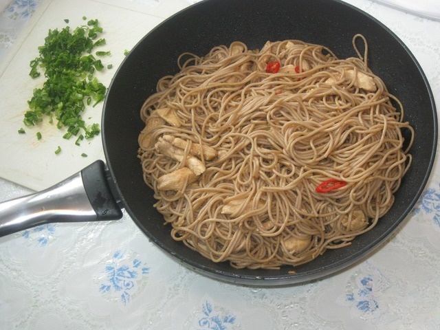 Гречневая лапша с курицей и чили