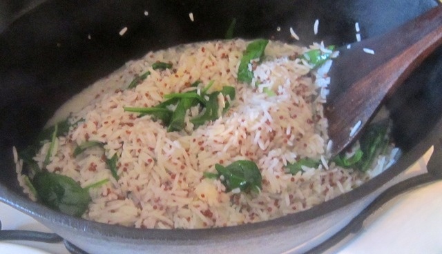 Плов из риса, киноа и куриного филе