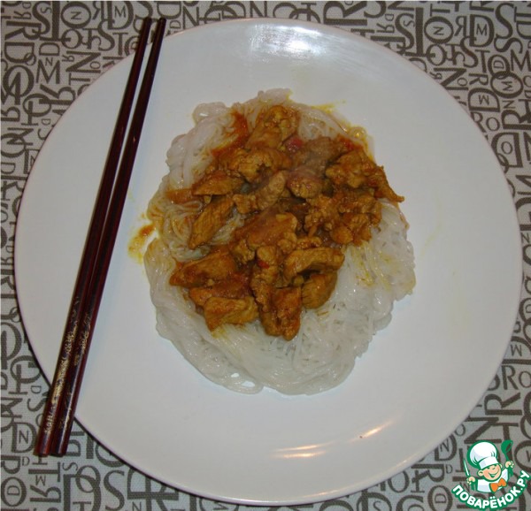 Карри из свинины с рисовой лапшой