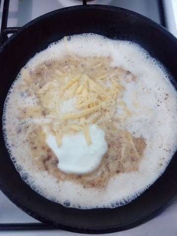 Meat muffins with cheese sauce