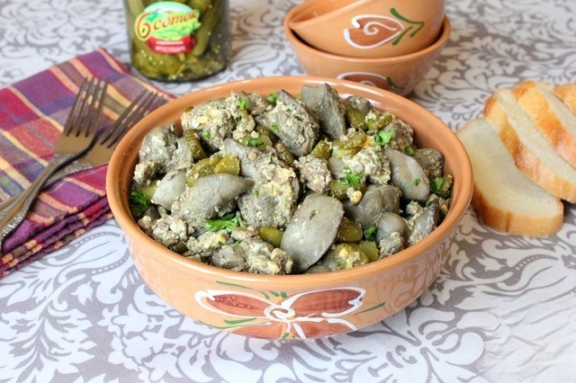 Печень, жареная с яйцом и корнишонами