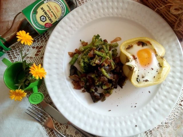 Eggs in peppers with wild mushrooms