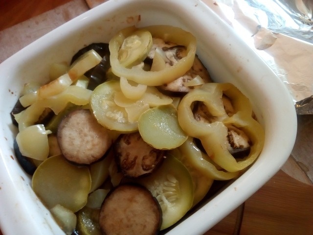 Куриные бёдра с овощами