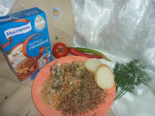 Курица в сырном соусе с гречкой