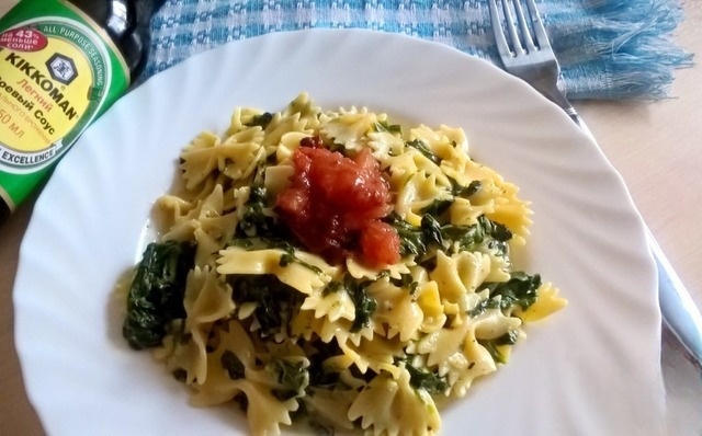 Pasta with spinach and roasted tomatoes