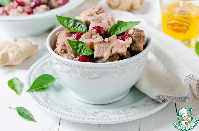 Тушеная свинина с вишней и имбирем