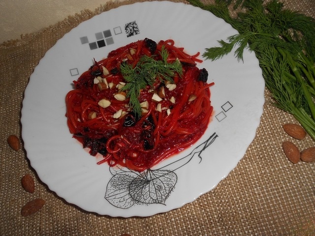 Spaghetti with beet sauce