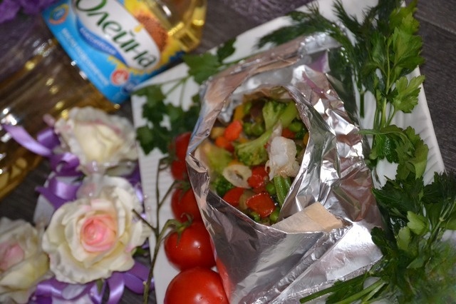 Fish with vegetables in an envelope