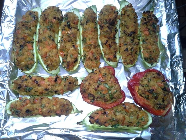Кабачки, фаршированные кускусом и овощами