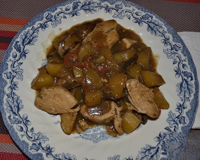 Рагу с картофелем, шампиньонами и куриной грудинкой