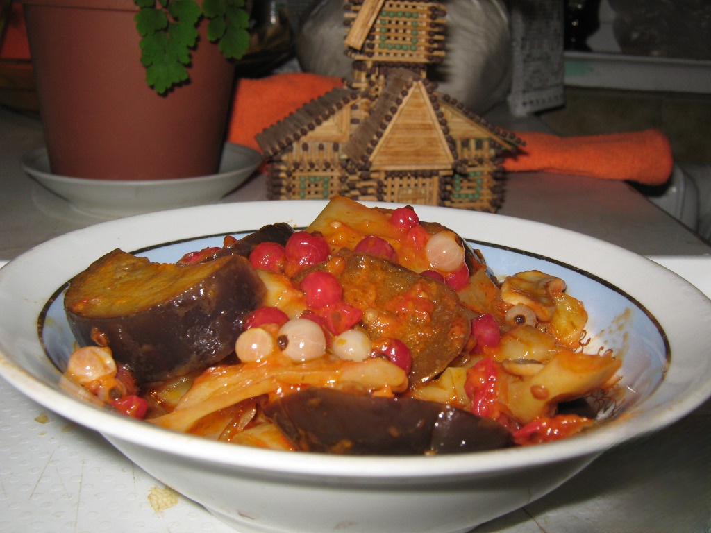 Овощное рагу с красной смородиной