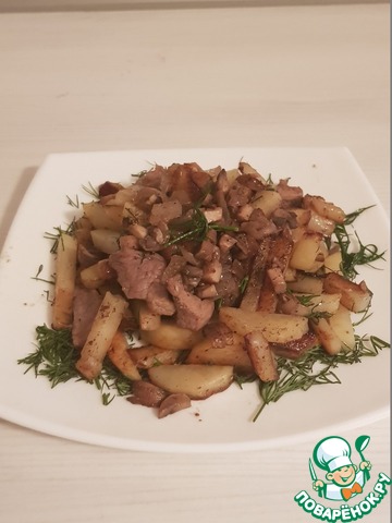 Fried potatoes with meat and mushrooms