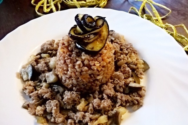 Buckwheat with minced meat and eggplant