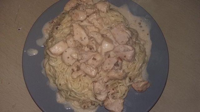 Куриное филе в сырно-грибном соусе