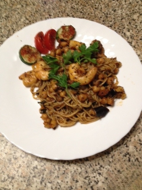 Рисовая лапша с нутом, баклажаном и креветками