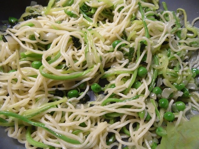 Spaghetti with zucchini and mint