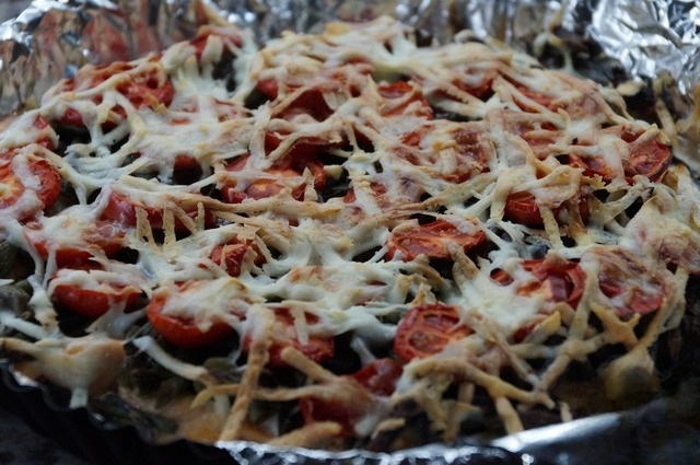 Baked salmon with asparagus and tomatoes