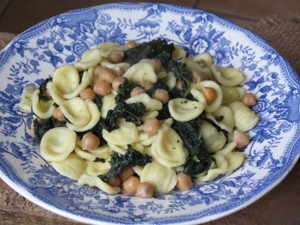 Orecchiette with black cabbage and chickpeas