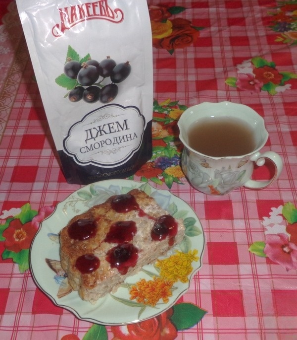 Крупеник из гречки под черносмородиновым джемом