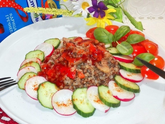 Гречка с шампиньонами и овощами