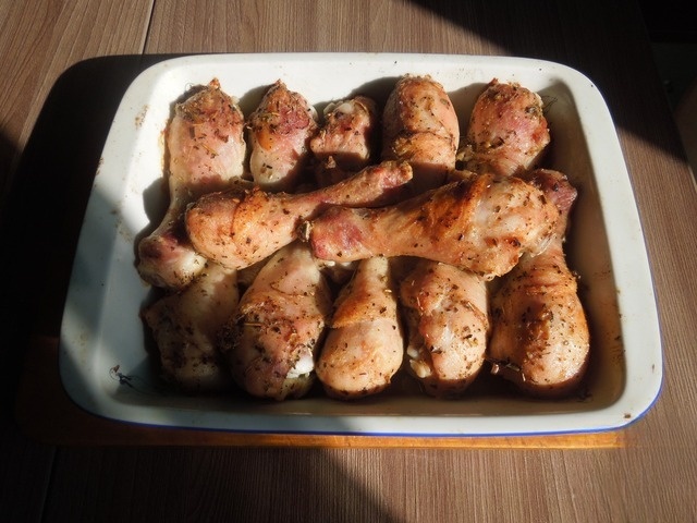 Куриные голени с травами и чесноком