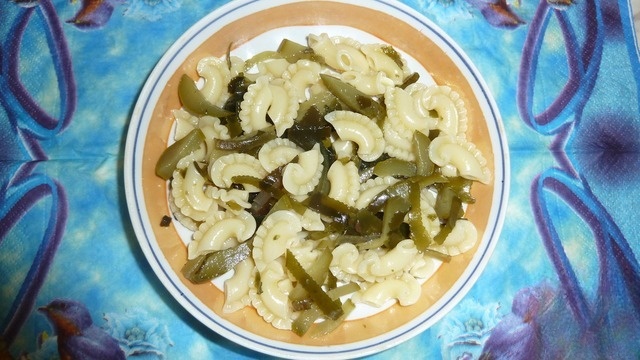 Warm salad with sea cabbage