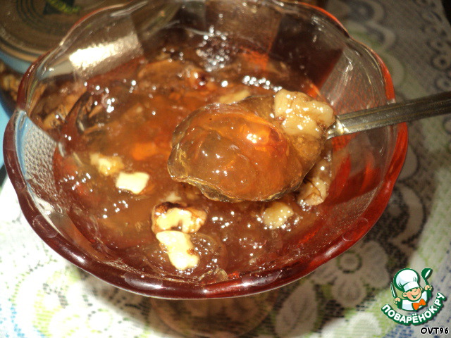 Apple jelly with nuts