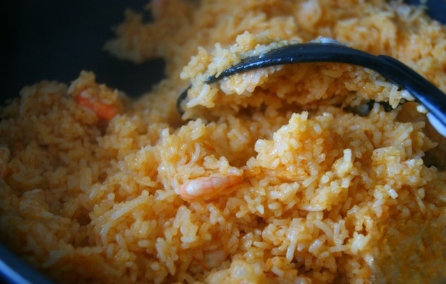 Жареный рис с креветками и специями масала
