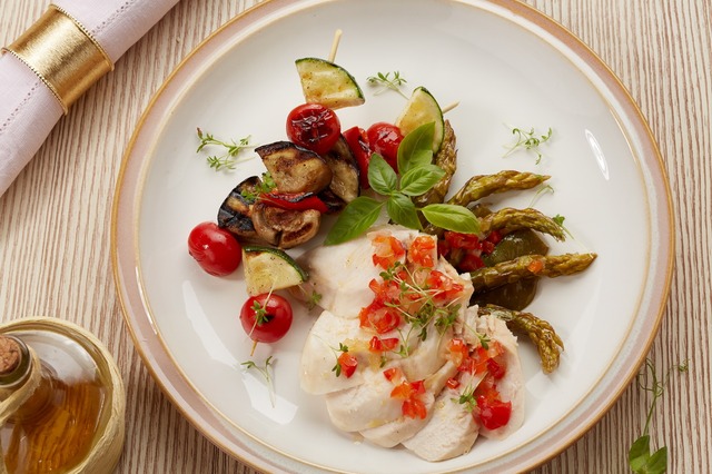 Запеченное филе в винном маринаде с овощным шашлычком