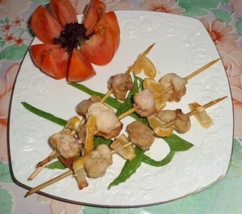 Куриное филе с лимоном, запеченное в духовке на шпажках