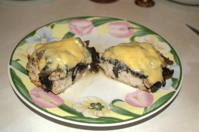 Куриное филе с черными лисичками