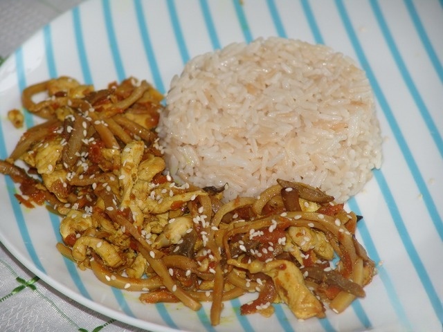 Курица с ростками бамбука и грибами