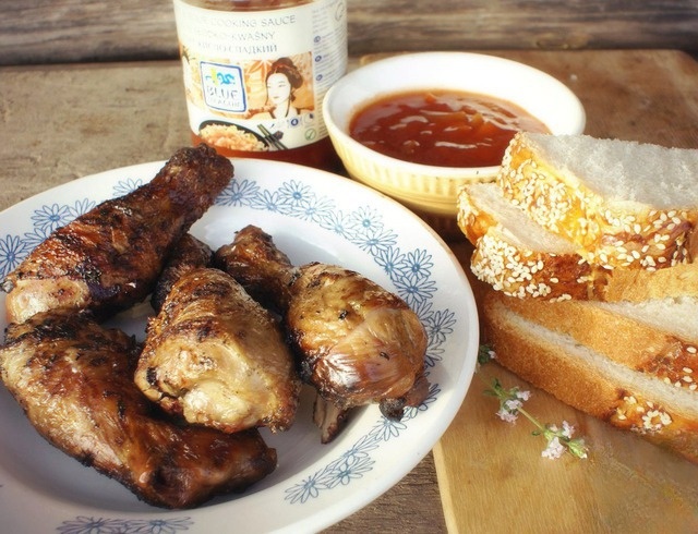 Chicken grilled with sweet and sour sauce and roasted garlic