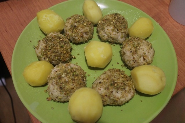 Chicken cutlets with pistachio