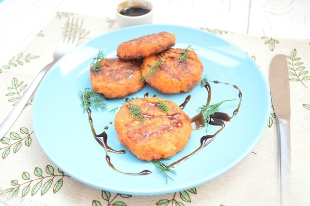 Vegetable patties with pomegranate sauce