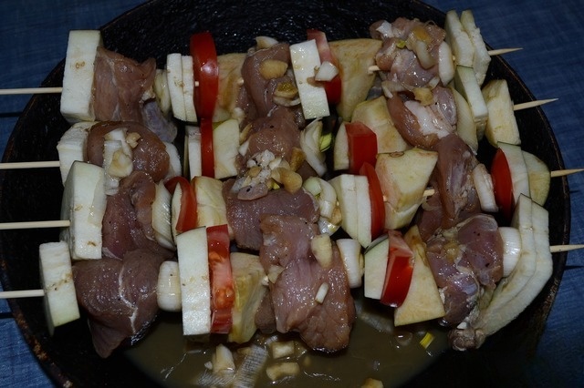 Skewers of pork with Apple and vegetables