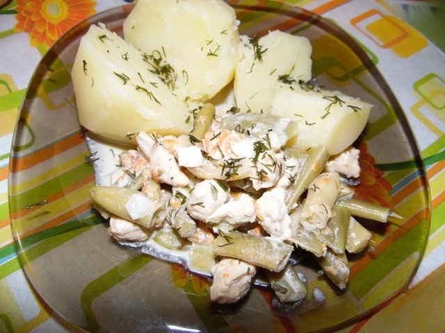 Chicken fillet in sour cream with green beans