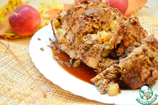 Рулет из свинины с яблоками и сухофруктами