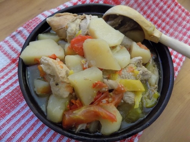 Chicken wings with potatoes and vegetables