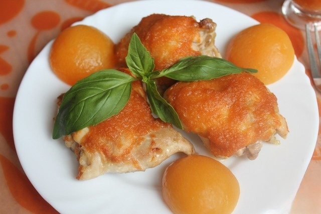 Chicken thighs in apricot sauce