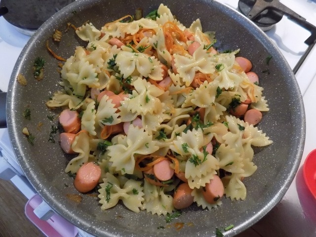 Фарфалле с сосисками