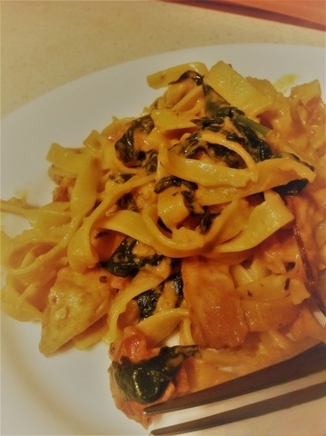 Паста с курицей, беконом и шпинатом