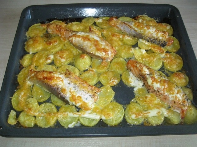 Картофель, запеченный с лососем под сыром