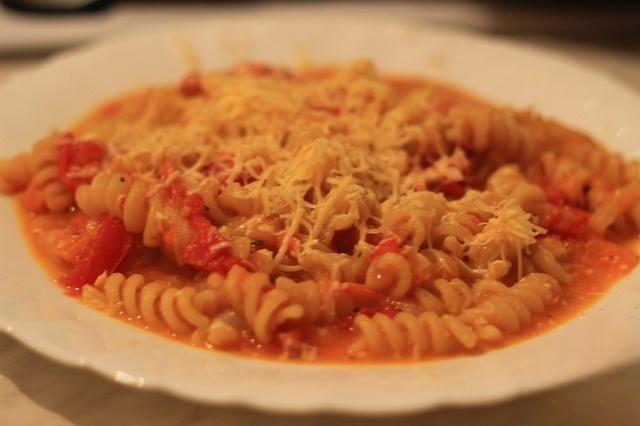 Pasta with tomato and pear