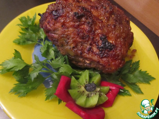 Свинина, запеченная в маринаде из киви с брусникой