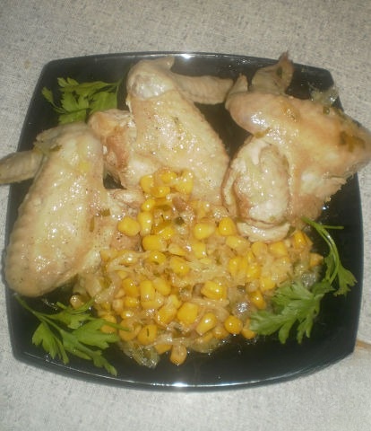 Куриные крылышки с тушеной капустой и кукурузой