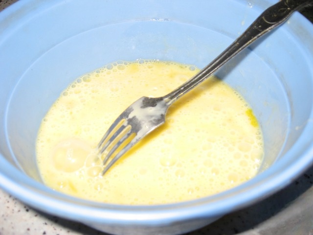 Leek with eggs and sausage